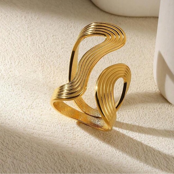 Eclipse Gold Thick Curve Ring - Picture 4 of 6